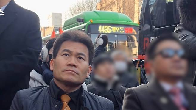 전한길 씨가 윤석열 전 대통령 선고 소식을 지켜보고 있다. (전한길TV 캡처)