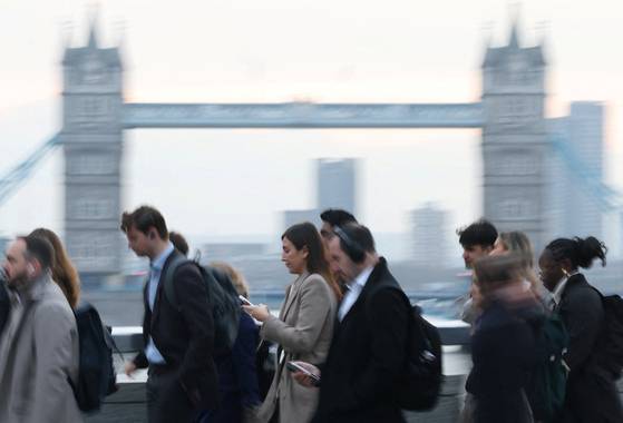 아침 출근길, 영국 런던의 직장인들이 런던 브리지를 건너가고 있다.[로이터=연합]