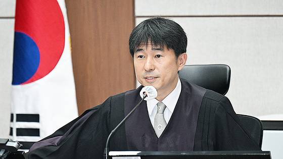 지귀연 부장판사가 지난해 4월 21일 서울 서초동 서울중앙지법에서 열린 내란 우두머리 혐의 형사재판 2번째 공판에서 발언하고 있다. 뉴스1