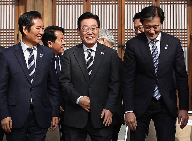 이재명 대통령이 지난달 16일 청와대 상춘재에서 열린 정당 지도부 초청 오찬에서 참석자들과 기념촬영을 마친 뒤 이석하는 모습. 왼쪽부터 더불어민주당 정청래 대표, 이재명 대통령, 조국혁신당 조국 대표. 연합뉴스