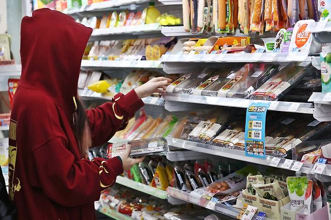 햄버거·라면 같은 인스턴트 식품뿐 아니라 간단하게 한 끼를 해결하는 편의점 도시락도 초가공 식품일 수 있다. 제품 뒷면에 어떤 성분이 있는지 살펴야 한다. 한 대학생이 편의점에서 도시락을 고르고 있다. 사진 연합뉴스