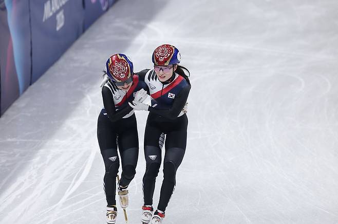 김길리와 최민정(오른쪽)이 19일(한국시간) 이탈리아 밀라노 아이스스케이팅 아레나에서 열린 2026 밀라노·코르티나담페초 동계올림픽 쇼트트랙 여자 3000m 계주 결승에서 금메달을 따낸 뒤 기뻐하고 있다. 뉴스1