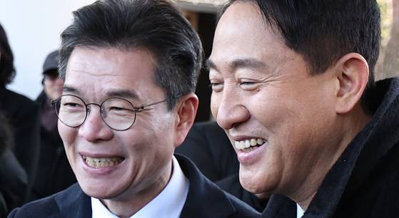 오세훈 서울시장(오른쪽)과 정원오 성동구청장이 새해 첫날인 1일 서울 동작구 국립서울현충원에서 현충탑에 참배를 마친 뒤 인사하고 있다. 연합뉴스