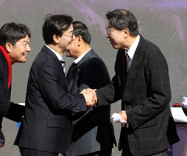 해양수산부 장관직을 사퇴한 전재수 더불어민주당 의원이 9일 부산 북구 만덕나들목에서 열린 ‘만덕~센텀 고속화도로’ 개통식 행사에 참석해 박형준 부산시장과 인사하고 있다. 송봉근 객원기자.