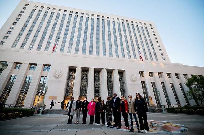 SNS로 자녀를 잃었다고 주장하는 부모들이 18일(현지시간) 미국 캘리포니아주 로스앤젤레스 카운티 법원 앞에서 손을 맞잡고 서 있다. 로이터=연합뉴스