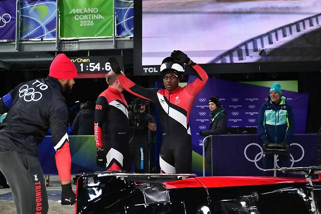 봅슬레이 남자 2인승 레이스를 마치고 기록을 확인하는 트리니다드토바고의 악셀 브라운(가운데). AFP=연합뉴스