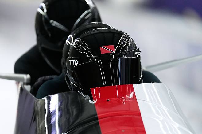 트리니다드토바고의 봅슬레이 남자 2인승 대표 악셀 브라운(앞)과 드 아운드레 존의 질주 모습. AP=연합뉴스