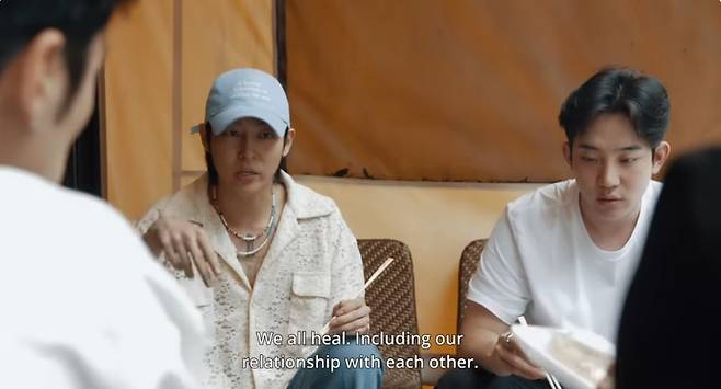 영화 '더 로즈 : 컴백 투 미' 스틸컷. 멤버 김우성(왼쪽)이 멤버들에게 "관계를 포함해 우리의 모든 것은 치유됐다"고 말하고 있다.