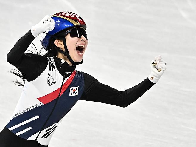 쇼트트랙 김길리가 18일(현지 시간) 이탈리아 밀라노 아이스스케이팅 아레나에서 열린 2026 밀라노 코르티나담페초 동계올림픽 여자 쇼트트랙 3000m 계주 결승에서 금메달을 획득한 뒤 기뻐하고 있다. 김종호 기자 20260218