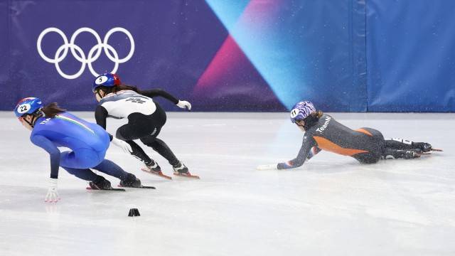 최민정은 네덜란드 선수에 걸려 넘어질 뻔한 위기를 노련하게 버티며 금메달의 기회로 만들었습니다. (사진 출처: 연합뉴스)