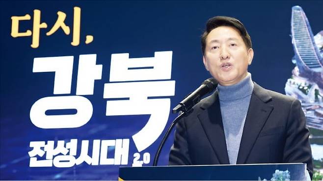 < “새로운 강북 시대” >   오세훈 서울시장이 19일 서울시청에서 16조원을 투입해 서울 경제지도를 바꾸는 ‘다시, 강북 전성시대 2.0’ 계획을 설명하고 있다.  뉴스1