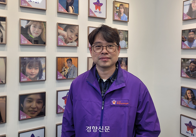 10.29 이태원 참사 유족 김진성씨가 참사 3주기를 앞둔 지난해 10월26일 서울 종로구 별들의집을 지키고 있다. 백민정 기자