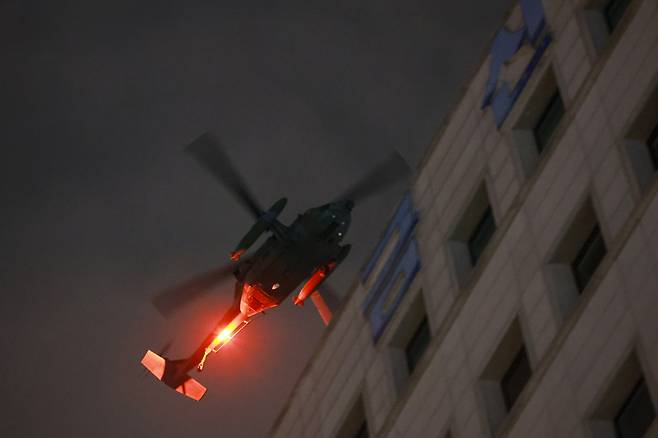 윤석열 전 대통령이 2024년 12월3일 밤 불법 비상계엄을 선포한 직후인 4일 새벽 군 헬기가 여의도 국회 상공을 비행하고 있다. 연합뉴스