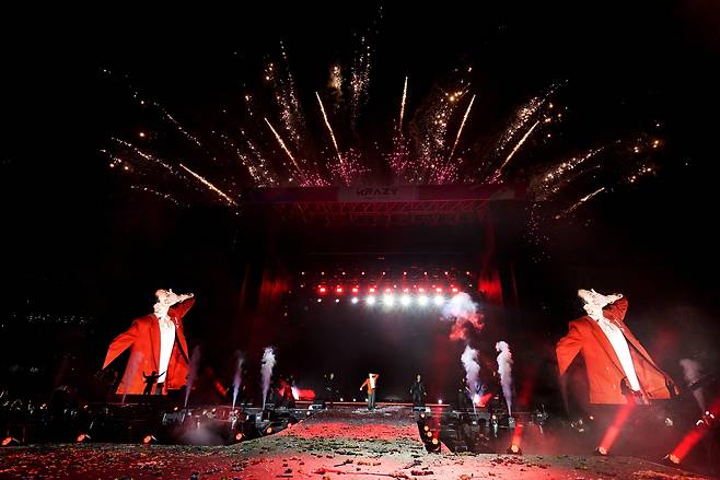 G-Dragon performs during "Krazy Super Concert" held at Dubai Media City Amphitheater in Dubai, United Arab Emirates, Tuesday. (Galaxy Corporation)