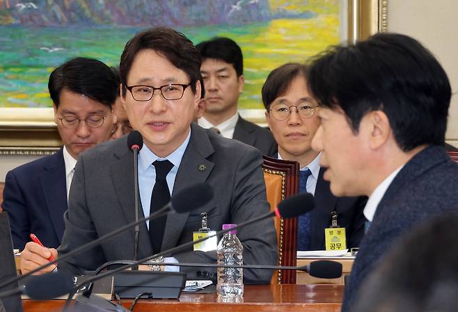 Lee Jae-won, CEO of Bithumb, left, answers questions from lawmakers during an emergency National Assembly session at the National Assembly in Yeouido, western Seoul, on Feb. 11. [YONHAP]
