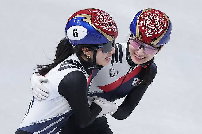 Kim Gil-li, left, and Choi Min-jeong celebrate after clinching the gold medal in the women’s 3,000-meter relay final at the Milan-Cortina 2026 Winter Olympics at the Milano Ice Skating Arena in Milan on Feb. 18. [NEWS1]