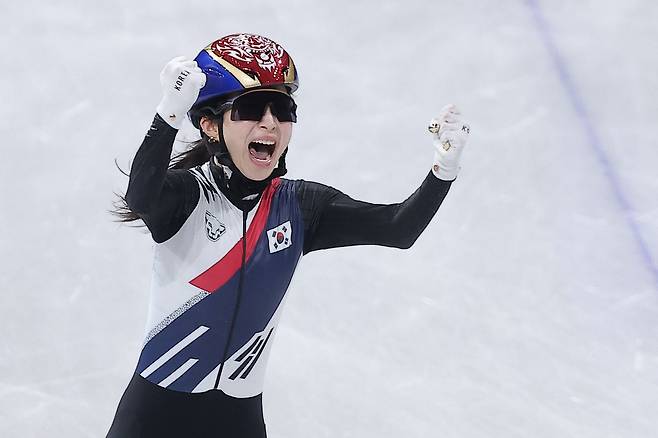 Kim Gil-li cheers after clinching the gold medal in the women’s 3,000-meter relay final at the Milan-Cortina 2026 Winter Olympics at the Milano Ice Skating Arena in Milan on Feb. 18. [NEWS1]