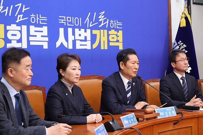 Democratic Party (DP) leader Jung Chung-rae, second from right, speaks during an emergency DP supreme council meeting at the National Assembly in Yeouido, western Seoul, on Feb. 19. [YONHAP]