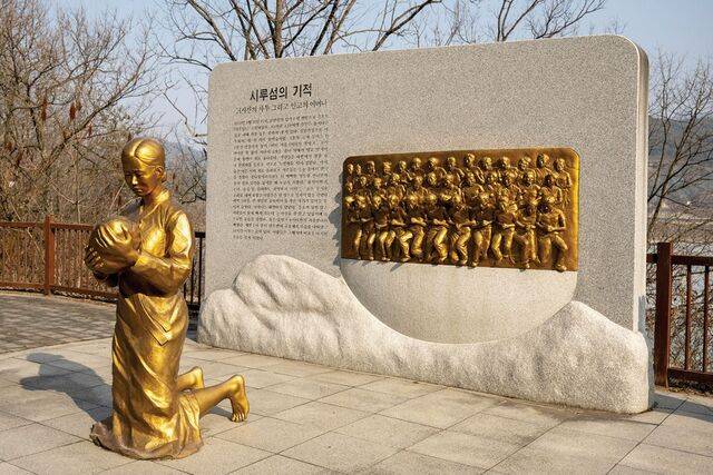 시루섬의 기적 소공원 내 '14시간의 사투 그리고 인고의 어머니' 조형물.
