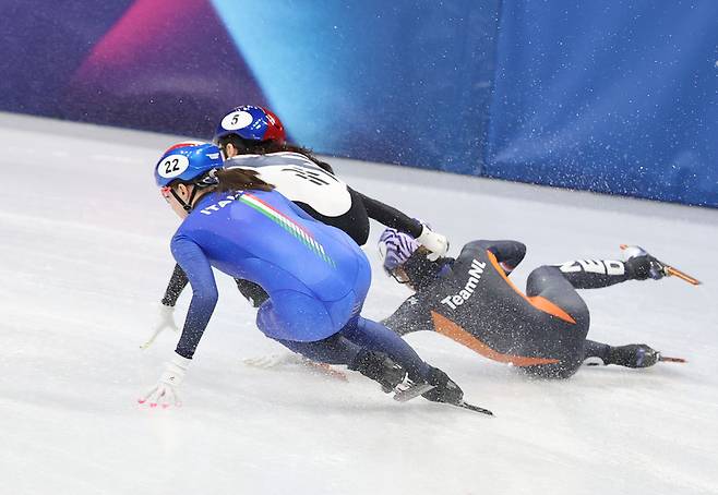 18일(현지시간) 이탈리아 밀라노 아이스스케이팅 아레나에서 열린 2026 밀라노-코르티나담페초 동계올림픽 쇼트트랙 여자 3000m 계주에서 최민정이 넘어지는 네덜란드 선수를 피해 질주하고 있다. 이날 한국 쇼트트랙 대표팀은 금메달을 차지했다. / 사진=연합뉴스