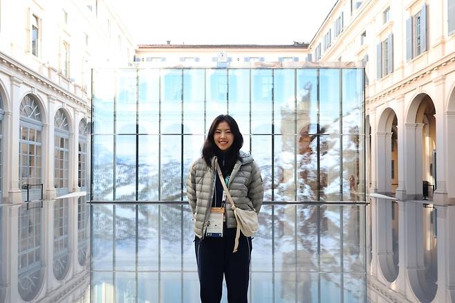 스피드스케이팅 국가대표 이나현이 18일 이탈리아 밀라노 삼성 하우스를 방문해 포즈를 취하고 있다. 삼성전자