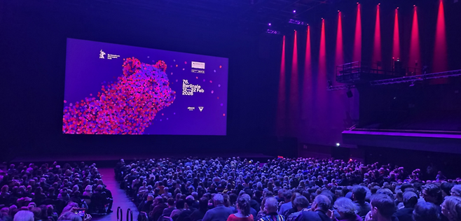 지난 18일 독일 베를린영화제에서 열린 영화 ‘로즈’ 공개 직전 모습. ‘로즈’가 초연 직후 스크린데일리 평점 3.3점(4점 만점)을 받으면서 22편 경쟁 부문 진출작 가운데 1위로 급부상하자 다음날 상영회에선 단 한 좌석도 남아 있지 않을 정도로 주목을 받았습니다. [김유태 기자]