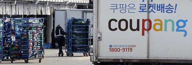 서울의 한 쿠팡 물류센터에서 직원이 배송작업을 하는 모습. [김호영 기자]