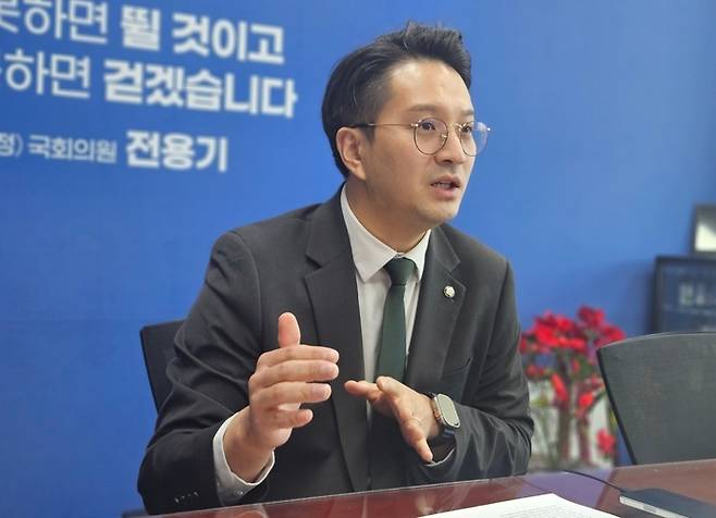 지난 9일 국회 의원회관에서 매경AX와 인터뷰하고 있는 전용기 더불어민주당 의원. [한수진 기자]