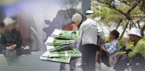 정부가 기초연금 재정 부담 증가에 대응해 지급 대상 축소와 차등 지급 등 개편 방안을 검토하고 있다. [사진 = 연합뉴스]