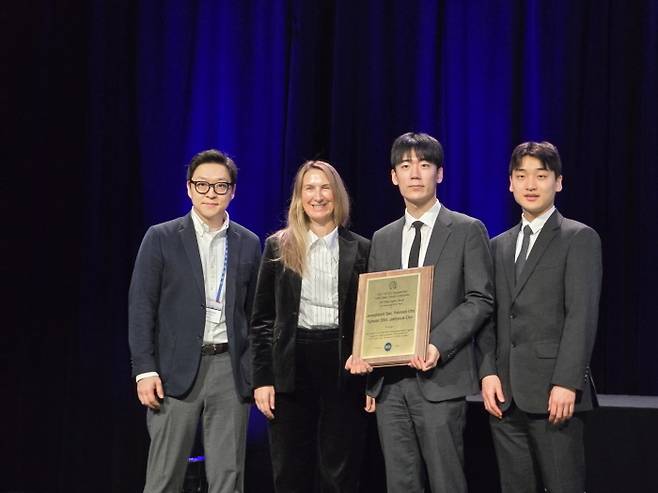 (왼쪽부터) 최재혁 서울대 전기정보공학부 교수, 에디트 베뉴(Edith Beigne) ISSCC 학회장, 서정범 연구원, 신유환 연구원. [서울대학교 공과대학]