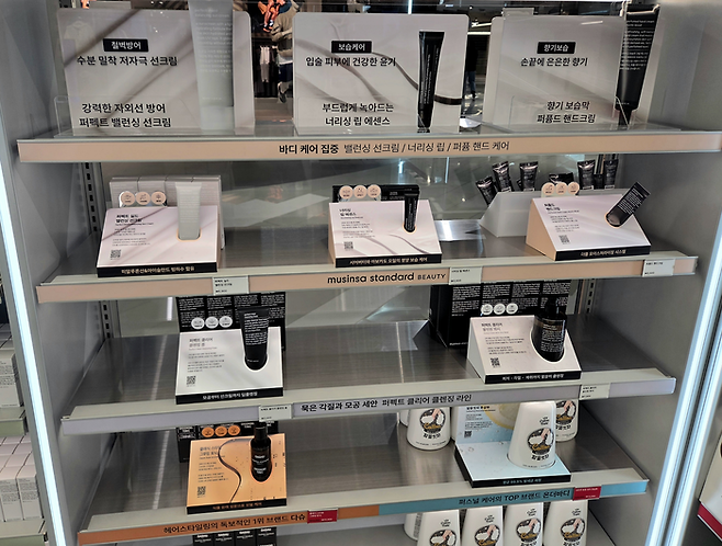 서울 양천구 현대백화점 목동점에 오픈한 무신사 스탠다드. 무신사 스탠다드 뷰티 매장이 따로 마련돼 있다 [김혜진기자]