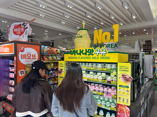 19일 오후 방문한 CU 명동역점. 외국인 관광객들이 바나나맛 우유 매대를 둘러보고 있다. [변덕호 기자]