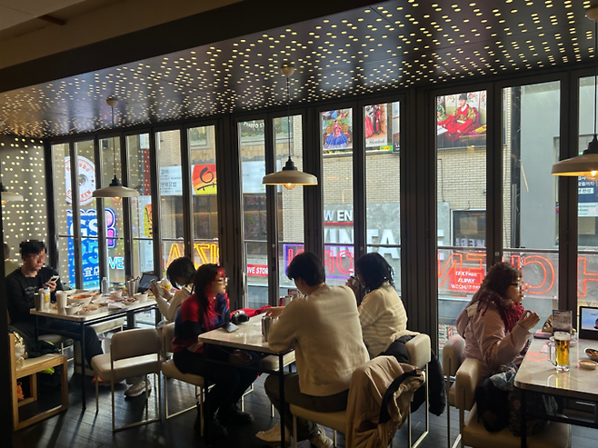 19일 오후 방문한 명동 내 한 치킨 프랜차이즈. [변덕호 기자]