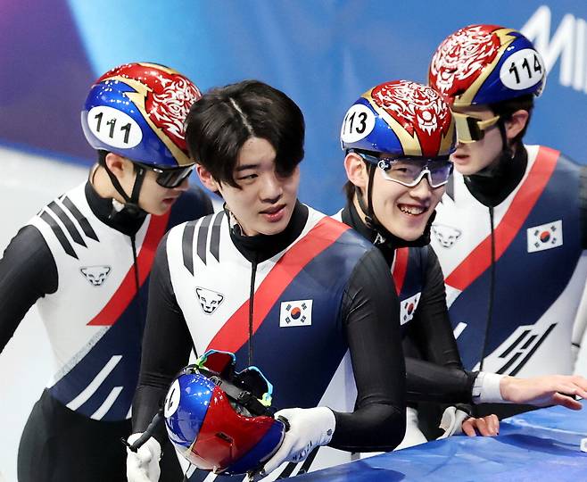 남자 5000m 계주 준결승에서 한국 선수들이 1위로 결승에 진출한 후 기뻐하고 있다.  뉴시스
