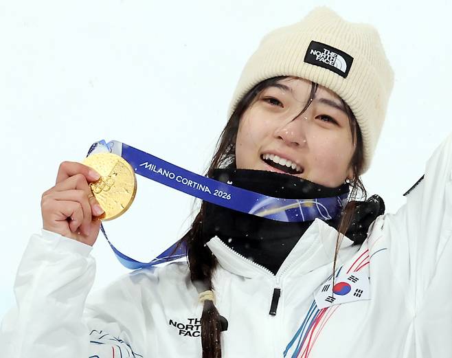 2026 동계올림픽 스노보드 여자 하프파이프 결선에서 90.25점을 받아 금메달을 획득한 최가온 선수. 올림픽 금메달리스트는 월 100만원의 연금을 수령하거나 일시불로 6700만원을 수령할 수 있다. /사진=(리비뇨=뉴스1) 김진환 기자
