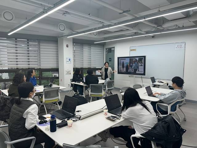 서울 금천구가 지난해 운영한 정기아카데미에서 주민들이 생성형 인공지능(AI) 수업을 듣고 있다. 금천구청 제공