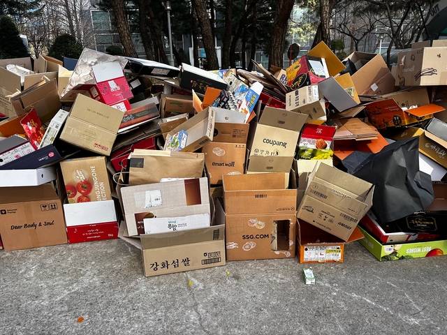 설 연휴 마지막 날인 18일 오전 서울 영등포구의 한 아파트 단지 야외 주차장에 명절선물 포장재와 상자 등 쓰레기가 쌓여 있다.