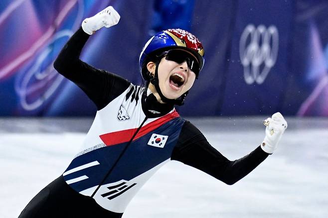 ‘포효하는 김길리.’ 쇼트트랙 여자 대표팀의 김길리가 19일 2026 밀라노·코르티나 동계올림픽 여자 계주 3000m 결승에서 마지막 주자로 나서 역전우승을 만들어낸 뒤 포효하고 있다. [AFP]