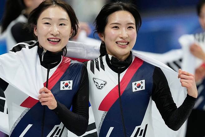 ‘활짝 웃는 신구 에이스’. 팀코리아의 최민정(왼쪽)과 김길리가 19일 열린 2026 밀라노·코르티나 동계올릭픽 여자 3000m계주 결승에서 금메달을 딴 뒤 활짝 웃고 있다.  [AP]