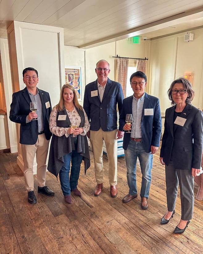 대한항공과 델타항공은 지난 11일(현지시간) 미국 텍사스주 오스틴에서 양사 관계자들이 참석한 가운데 라운드테이블을 가졌다. 이 자리에는 대한항공의 이승혁 국제업무실 부실장과 정호윤(오른쪽 두 번째) Pricing RM부 담당, 브랜트 라이델(가운데) 전 테일러 시장이 참석했다.  [브랜드 라이델 SNS]