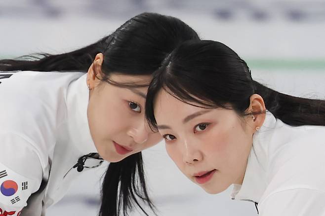 18일(현지 시각) 이탈리아 코르티나담페초 컬링 올림픽 스타디움에서 열린 2026 밀라노·코르티나담페초 동계올림픽 컬링 여자 라운드로빈 한국과 스웨덴의 경기에서 김수지와 김민지가 스위핑하는 모습. [연합]