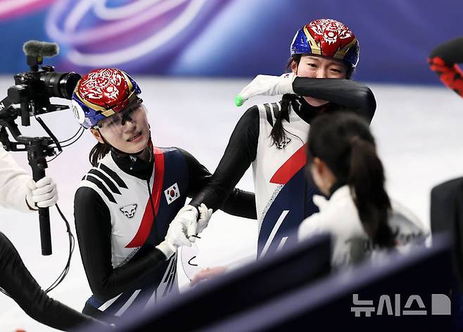 [밀라노=뉴시스] 김근수 기자 = 쇼트트랙 심석희, 노도희가 18일(현지 시간) 이탈리아 밀라노 아이스스케이팅 아레나에서 열린 2026 밀라노·코르티나 담페초 동계올림픽 여자 쇼트트랙 3000m 계주 결승에서 금메달을 획득하자 기뻐하고 있다. 2026.02.19. ks@newsis.com
