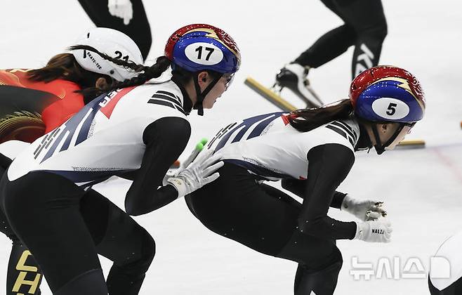 [밀라노=뉴시스] 김근수 기자 = 쇼트트랙 심석희가 14일(현지 시간) 이탈리아 밀라노 아이스 스케이팅 아레나에서 열린 2026 밀라노·코르티나 담페초 동계올림픽 쇼트트랙 스피드스케이팅 여자 3000m 계주 준결승에서 최민정에게 턴을 주고 있다. 2026.02.15. ks@newsis.com