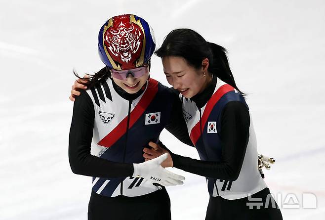 [밀라노=뉴시스] 김근수 기자 = 쇼트트랙 김길리와 최민정이 18일(현지 시간) 이탈리아 밀라노 아이스스케이팅 아레나에서 열린 2026 밀라노·코르티나 담페초 동계올림픽 여자 쇼트트랙 3000m 계주 결승에서 금메달을 획득하자 기뻐하고 있다. 2026.02.19. ks@newsis.com