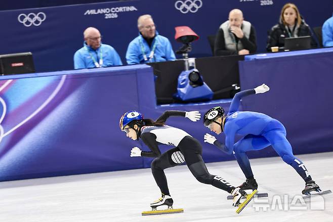 [밀라노=뉴시스] 김근수 기자 = 쇼트트랙 김길리가 18일(현지 시간) 이탈리아 밀라노 아이스스케이팅 아레나에서 열린 2026 밀라노·코르티나 담페초 동계올림픽 여자 쇼트트랙 3000m 계주 결승에서 이탈리아 아리아나 폰타나를 제치고 역전하고 있다. 2026.02.19. ks@newsis.com
