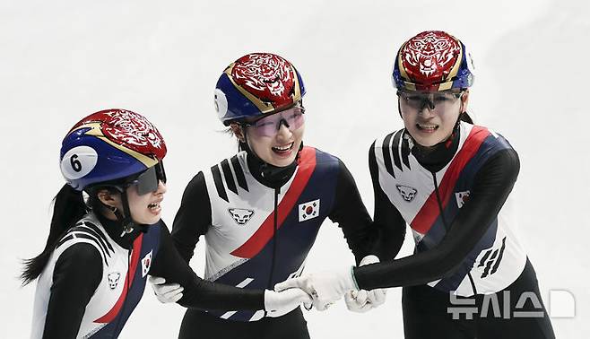 [밀라노=뉴시스] 김근수 기자 = 쇼트트랙 김길리(왼쪽부터)와 최민정, 노도희가 18일(현지 시간) 이탈리아 밀라노 아이스스케이팅 아레나에서 열린 2026 밀라노·코르티나 담페초 동계올림픽 여자 쇼트트랙 3000m 계주 결승에서 금메달을 차지하자 기뻐하고 있다. 2026.02.19. ks@newsis.com