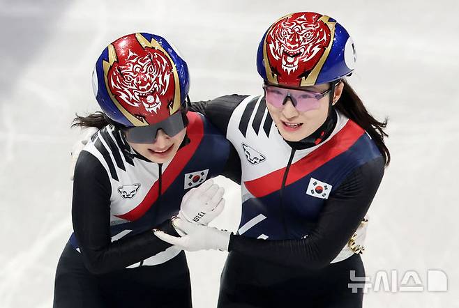 [밀라노=뉴시스] 박주성 기자 = 18일(현지 시간) 이탈리아 밀라노 아이스 스케이팅 아레나 경기장에서 열린 2026 밀라노·코르티나담페초 동계올림픽 쇼트트랙 여자 3000m 계주 결승에서 최민정과 김길리가 금메달을 획득하자 기뻐하고 있다. 2026.02.19. park7691@newsis.com