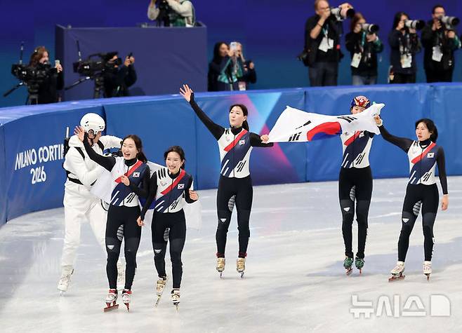 [밀라노=뉴시스] 박주성 기자 = 대한민국 쇼트트랙 여자 대표팀이 18일(현지 시간) 이탈리아 밀라노 아이스 스케이팅 아레나 경기장에서 열린 2026 밀라노·코르티나담페초 동계올림픽 쇼트트랙 여자 3000m 계주 결승에서 금메달을 획득하자 기뻐하고 있다. 2026.02.19. park7691@newsis.com