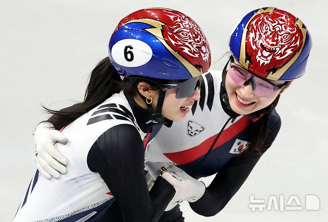 [밀라노=뉴시스] 박주성 기자 = 18일(현지 시간) 이탈리아 밀라노 아이스 스케이팅 아레나 경기장에서 열린 2026 밀라노·코르티나담페초 동계올림픽 쇼트트랙 여자 3000m 계주에서 금메달을 획득한 김길리(왼쪽)와 최민정이 기쁨을 나누고 있다. 2026.02.19. park7691@newsis.com