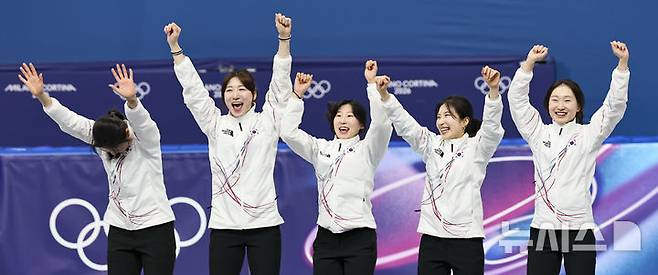 [밀라노=뉴시스] 김근수 기자 = 여자 쇼트트랙 대표팀이 18일(현지 시간) 이탈리아 밀라노 아이스스케이팅 아레나에서 열린 2026 밀라노·코르티나 담페초 동계올림픽 여자 쇼트트랙 3000m 계주 시상식에서 기뻐하고 있다. 2026.02.19. ks@newsis.com